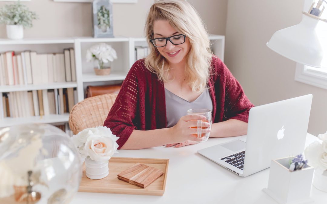 Jeune femme devant son ordinateur