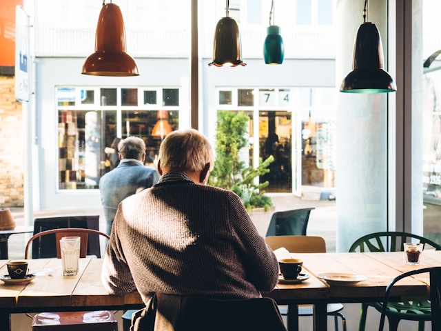 Retraité dans un café